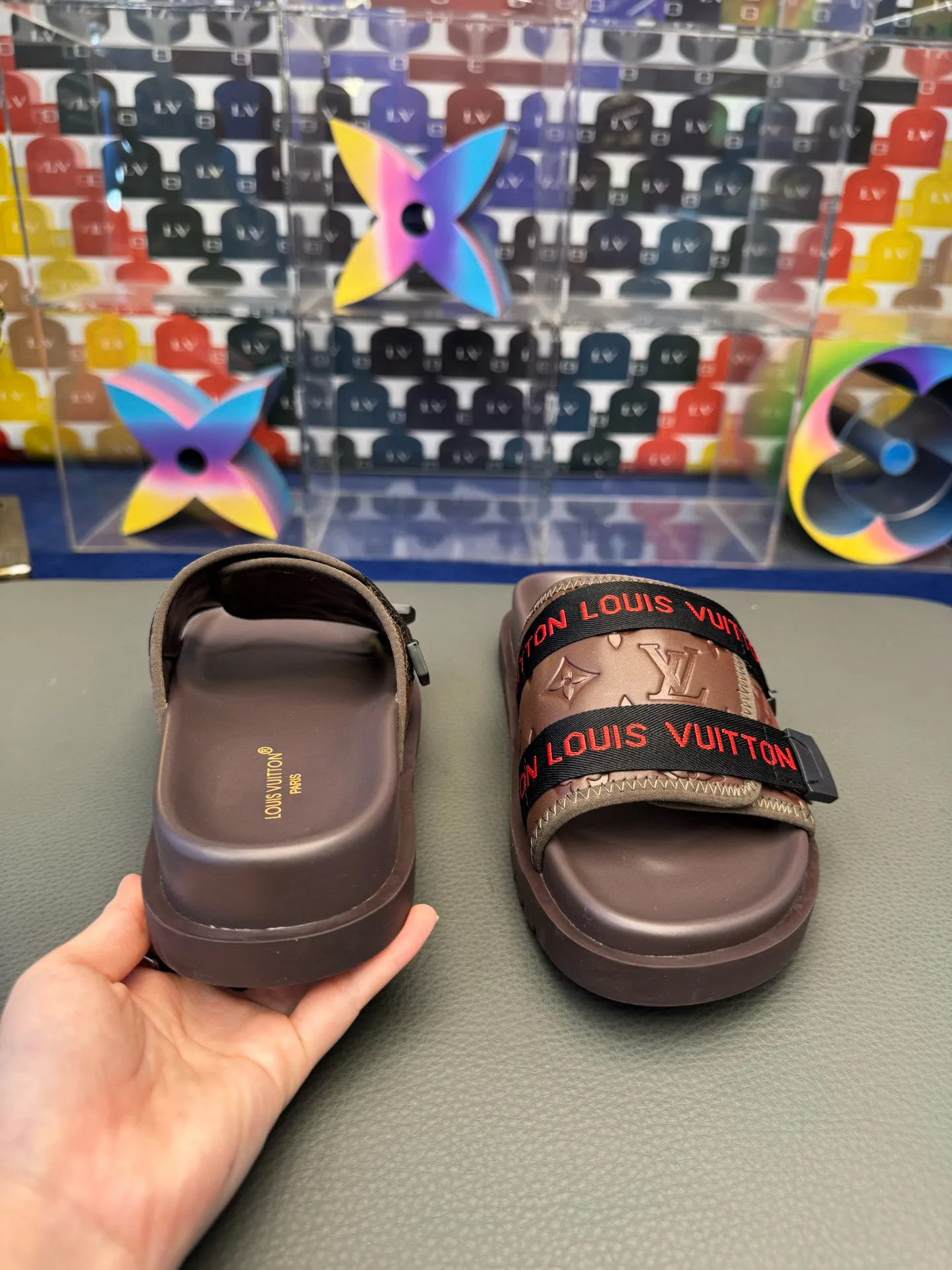 [L Home] P: 340💰Size: 38-45 Top purchasing lv men's summer slippers, classic presbyopia with soft real leather lining, unique color splicing effect, distinctive personality, fashionable and trendy essential style, light and comfortable. Lightweight and tough rubber insole, micro ridged foam outsole, super comfortable!